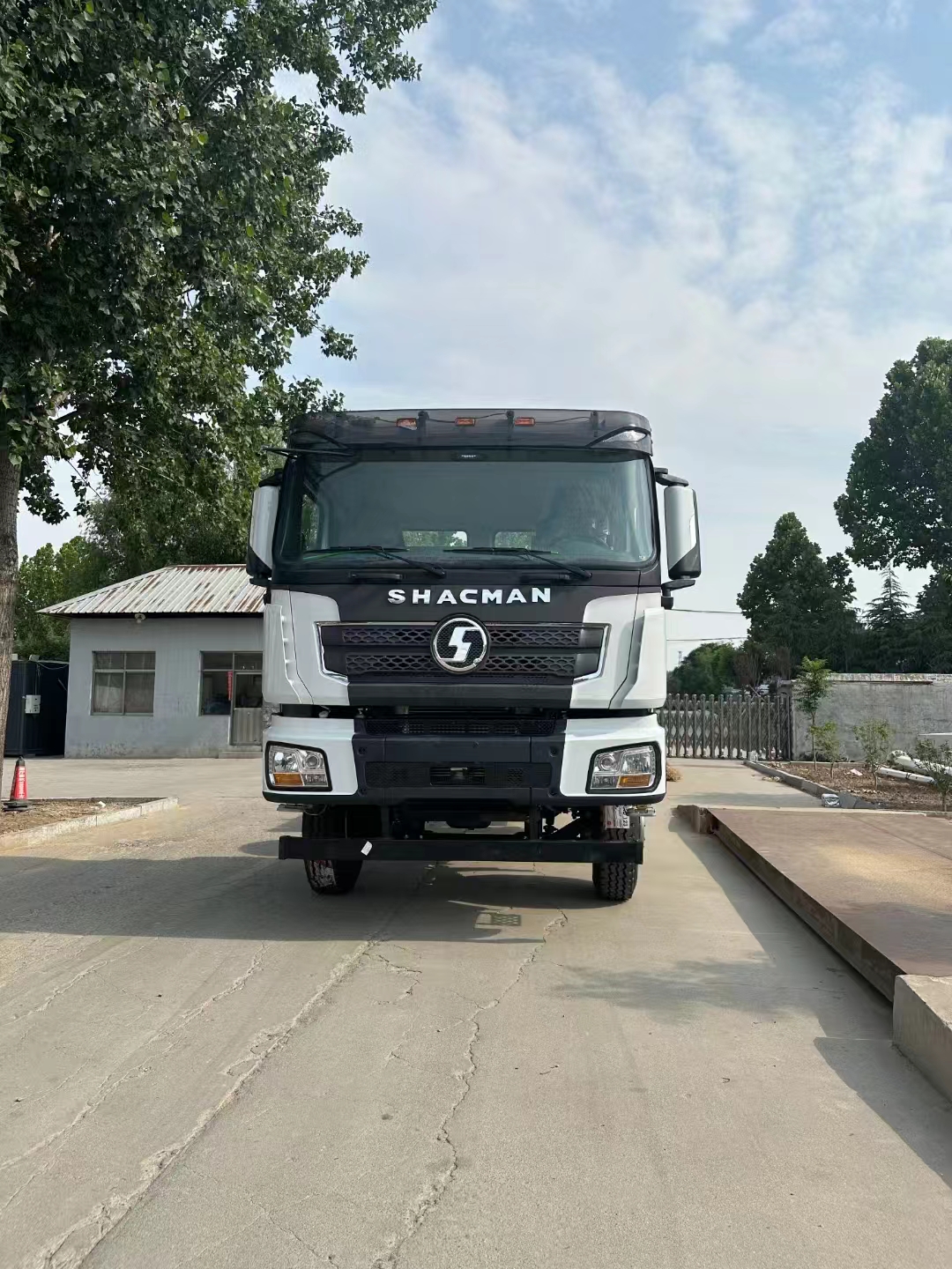 Экспортируйте новые автомобили в ваш дом Shaanxi Automobile Delonghi X3000-8x4 National V, стальной мост, механическая коробка передач, большая коробка может быть настроена, самая модель в Центральной Азии и России